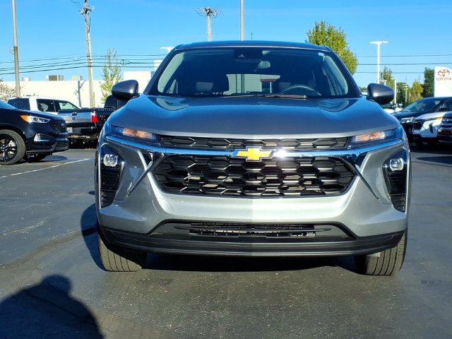 Used 2024 Chevrolet Trax LS w/ LS Convenience Package FWD image 2