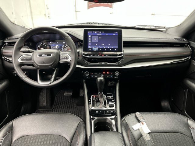 Used 2025 Jeep Compass Trailhawk AWD/4WD image 4
