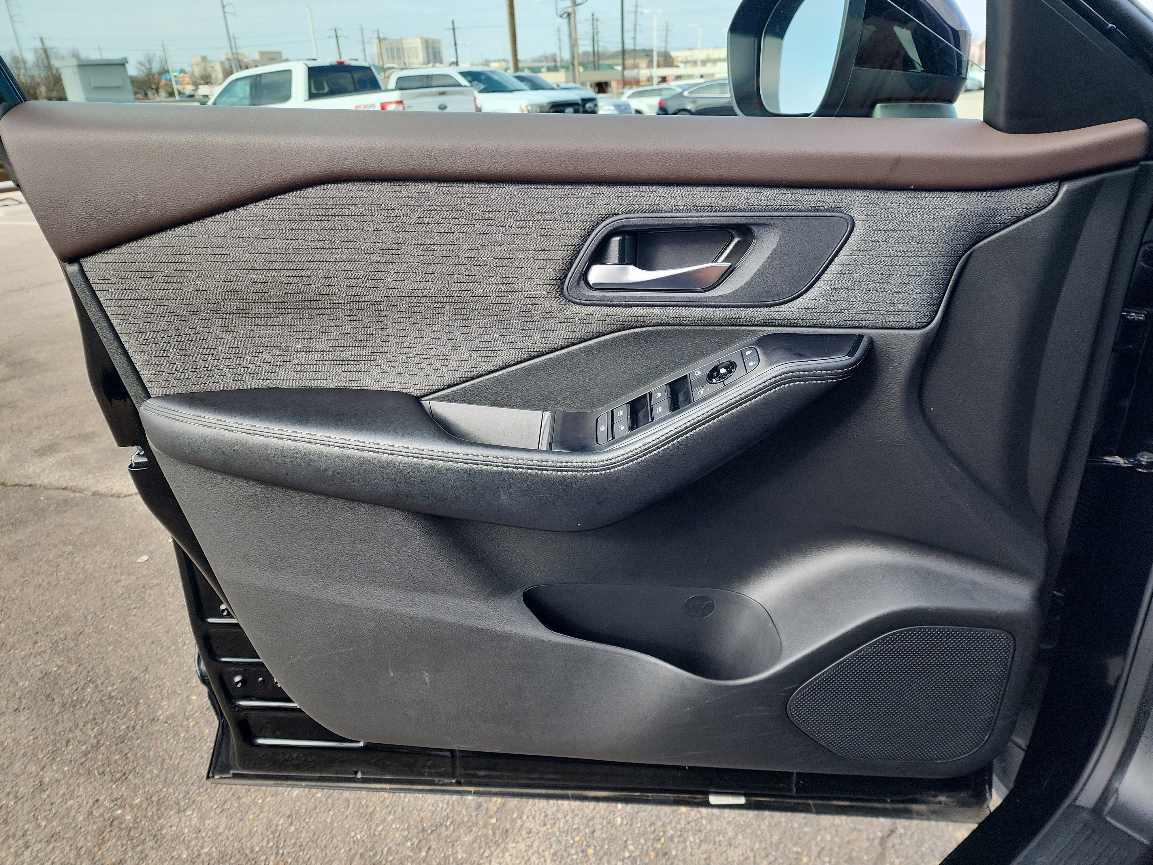 Used 2023 Nissan Rogue SV image 17