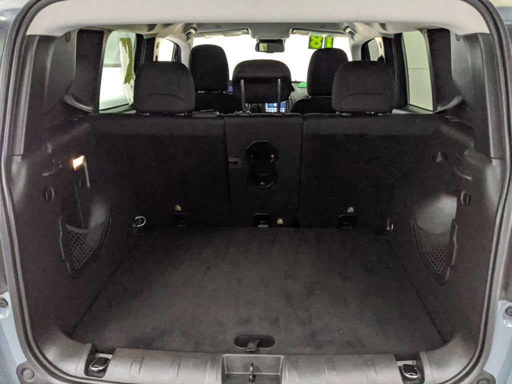 Used 2018 Jeep Renegade Latitude w/ Popular Equipment Group image 26