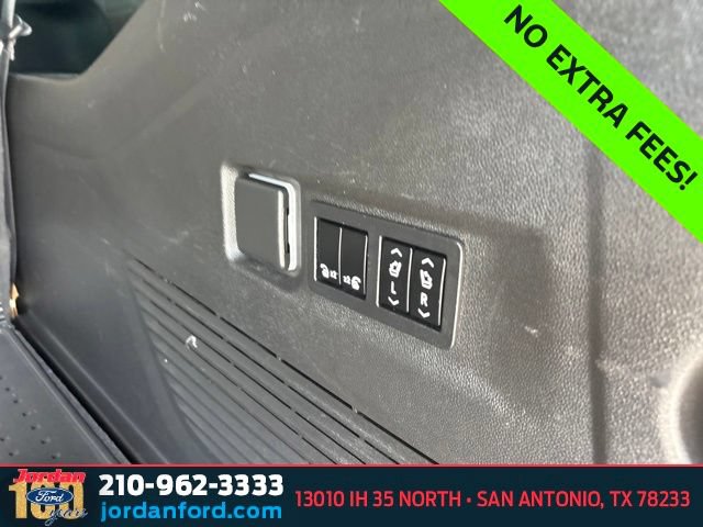 Used 2022 Chevrolet Suburban LT w/ Luxury Package RWD image 16