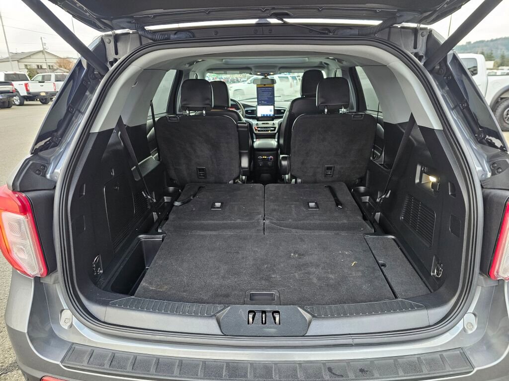 Certified 2022 Ford Explorer XLT w/ Equipment Group 202A image 9