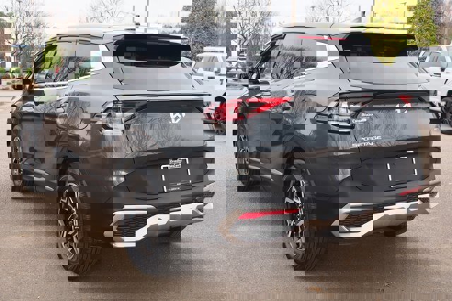 Used 2024 Kia Sportage LX image 3