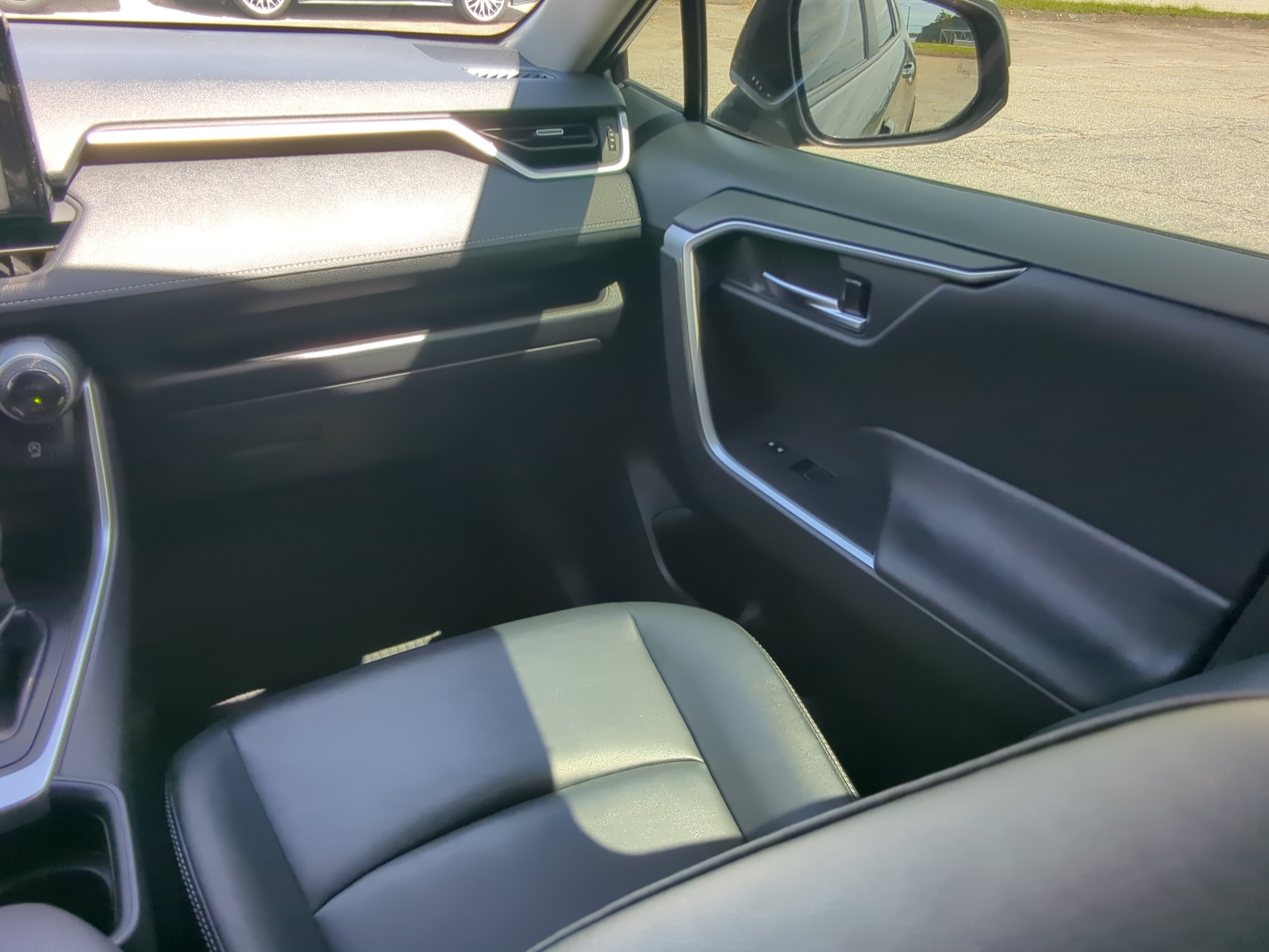 Used 2020 Toyota RAV4 XLE Premium FWD image 15