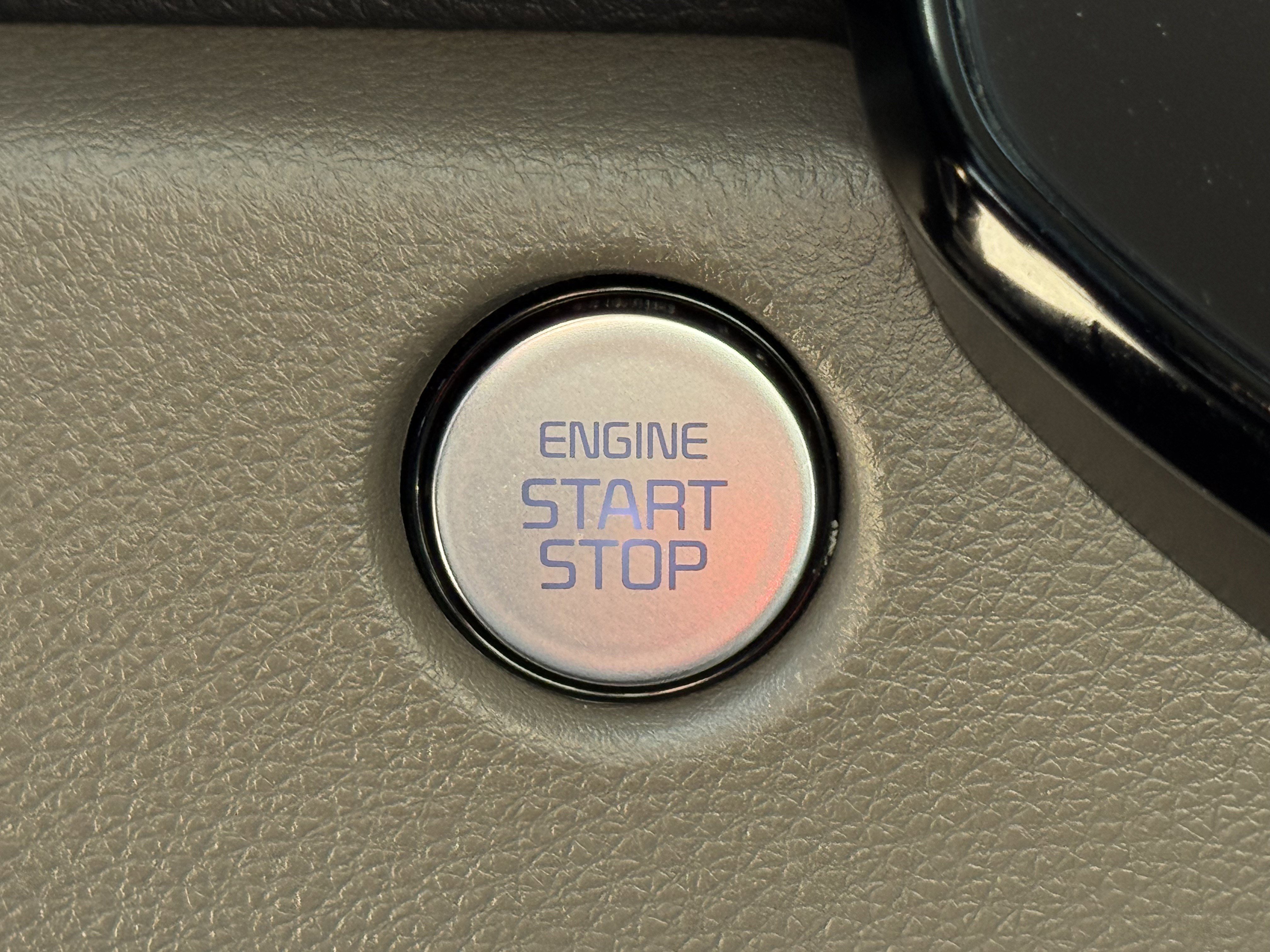 Used 2025 Kia Carnival EX image 22