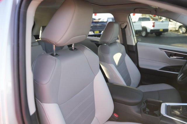 Used 2020 Toyota RAV4 XLE Premium image 20