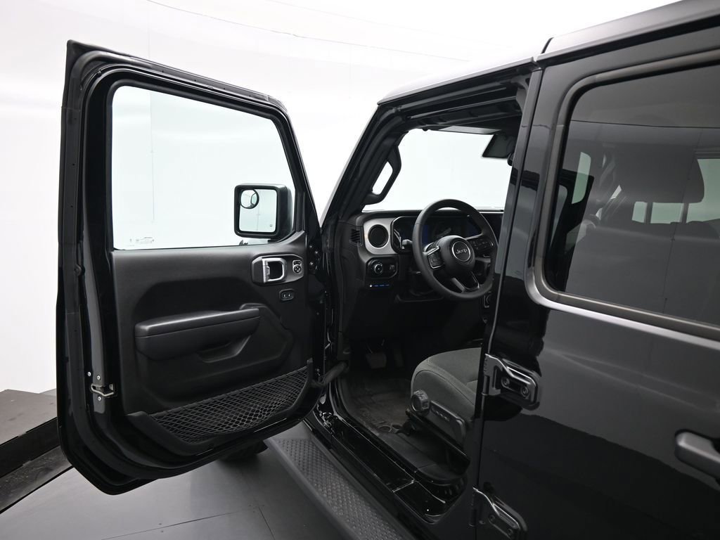 Used 2024 Jeep Wrangler Unlimited image 36