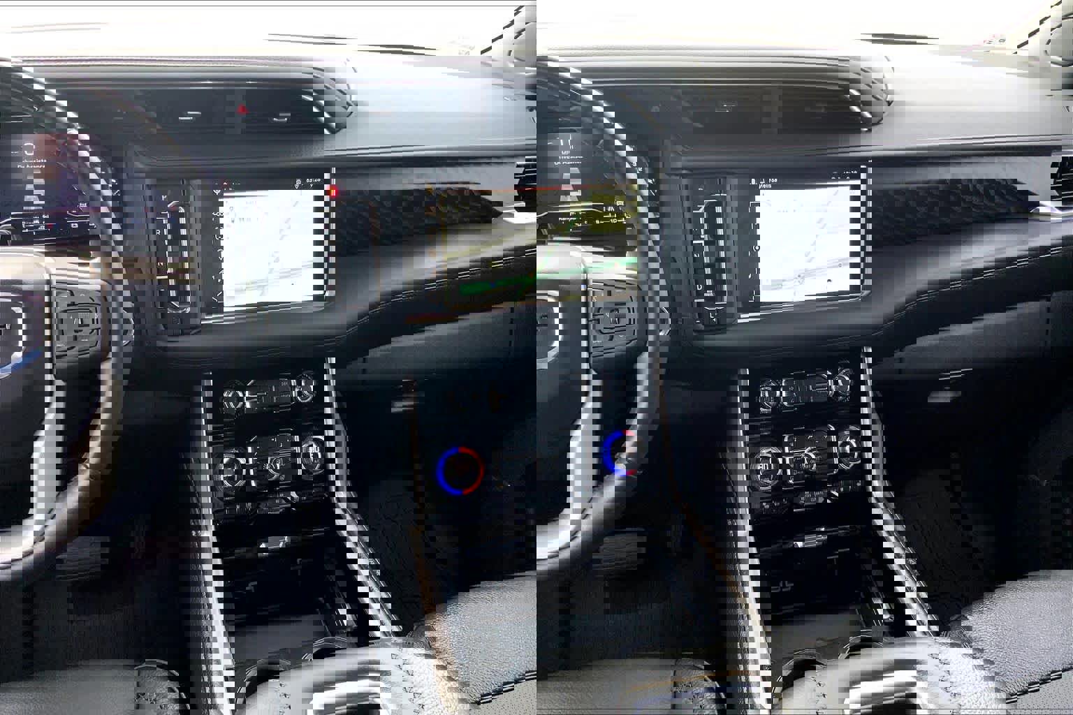 Used 2024 GMC Yukon Denali w/ Advanced Technology Package image 9