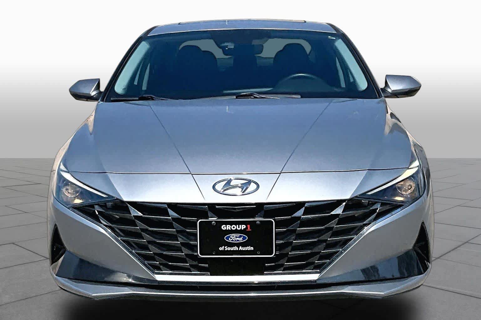 Used 2022 Hyundai Elantra SEL w/ Convenience + Premium Package FWD image 4