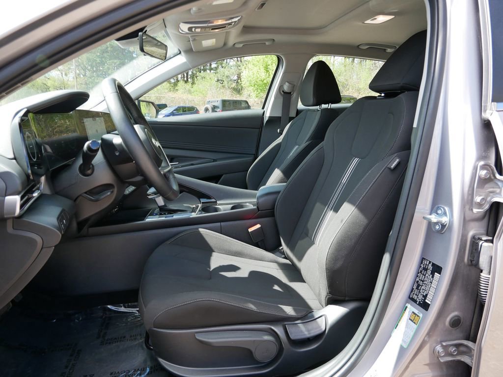 Used 2025 Hyundai Elantra SEL FWD image 14