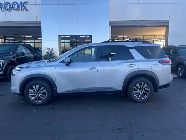 Used 2023 Nissan Pathfinder SV w/ SV Premium Package AWD/4WD image 3