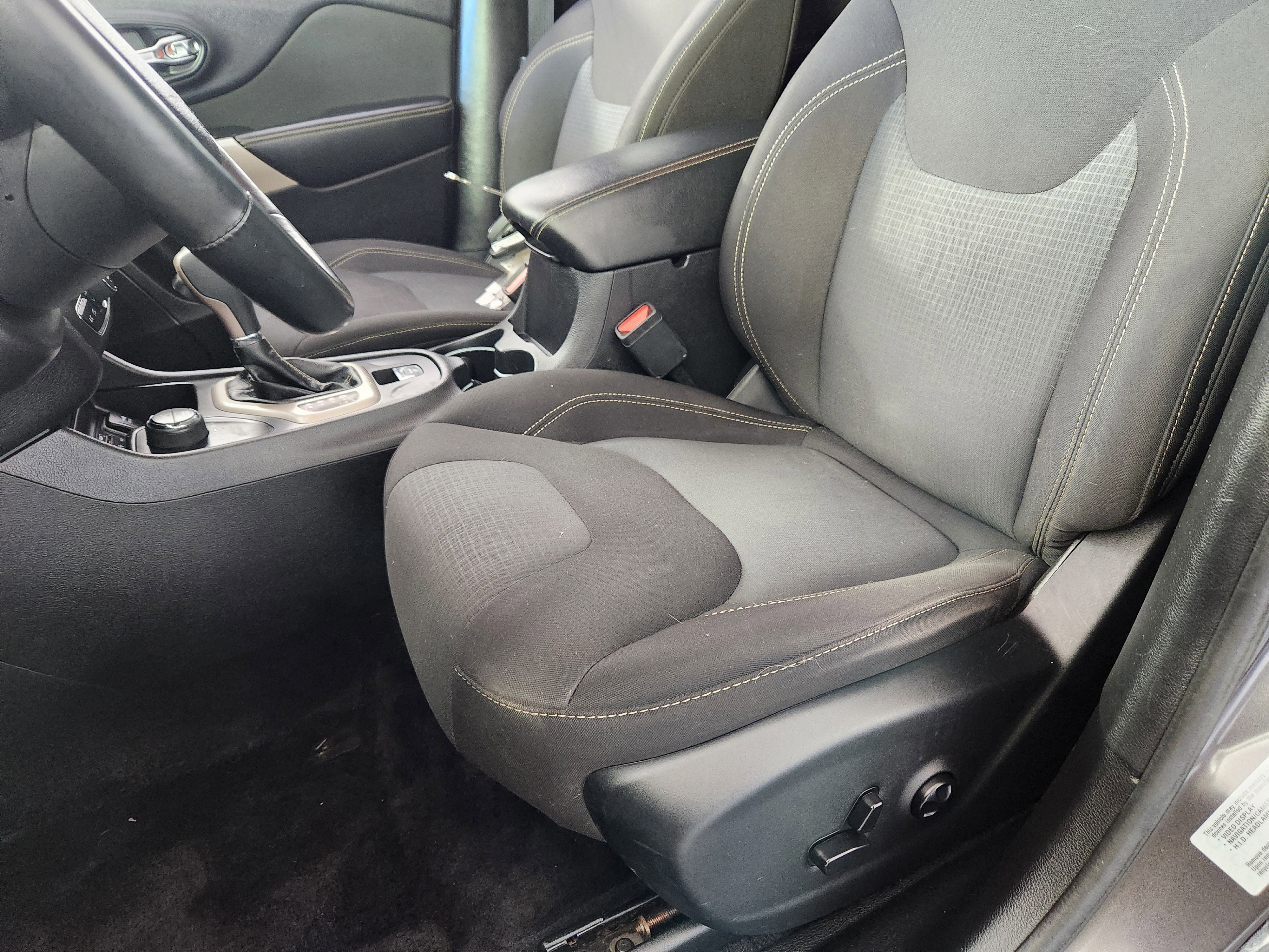 Used 2017 Jeep Cherokee Latitude w/ Comfort/Convenience Group image 13