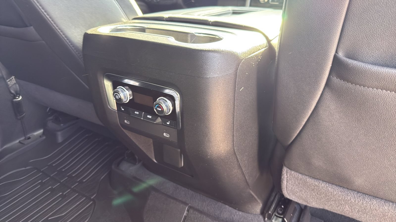 Used 2024 GMC Yukon SLT w/ SLT Luxury Package RWD image 27