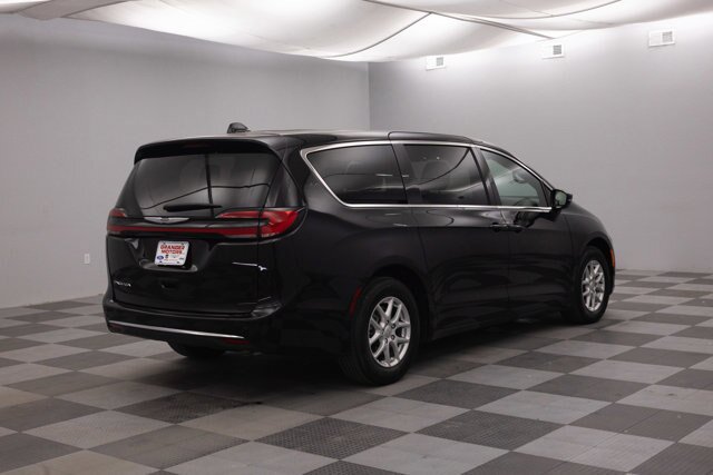 Used 2025 Chrysler Pacifica Select FWD image 12