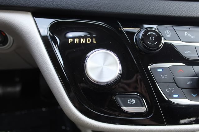 Used 2024 Chrysler Pacifica Touring-L FWD image 32