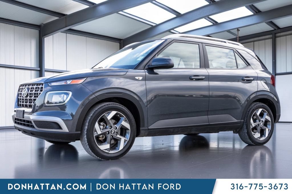 Used 2025 Hyundai Venue SEL FWD image 2