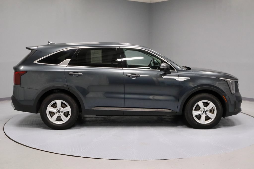 Used 2025 Kia Sorento LX FWD image 5