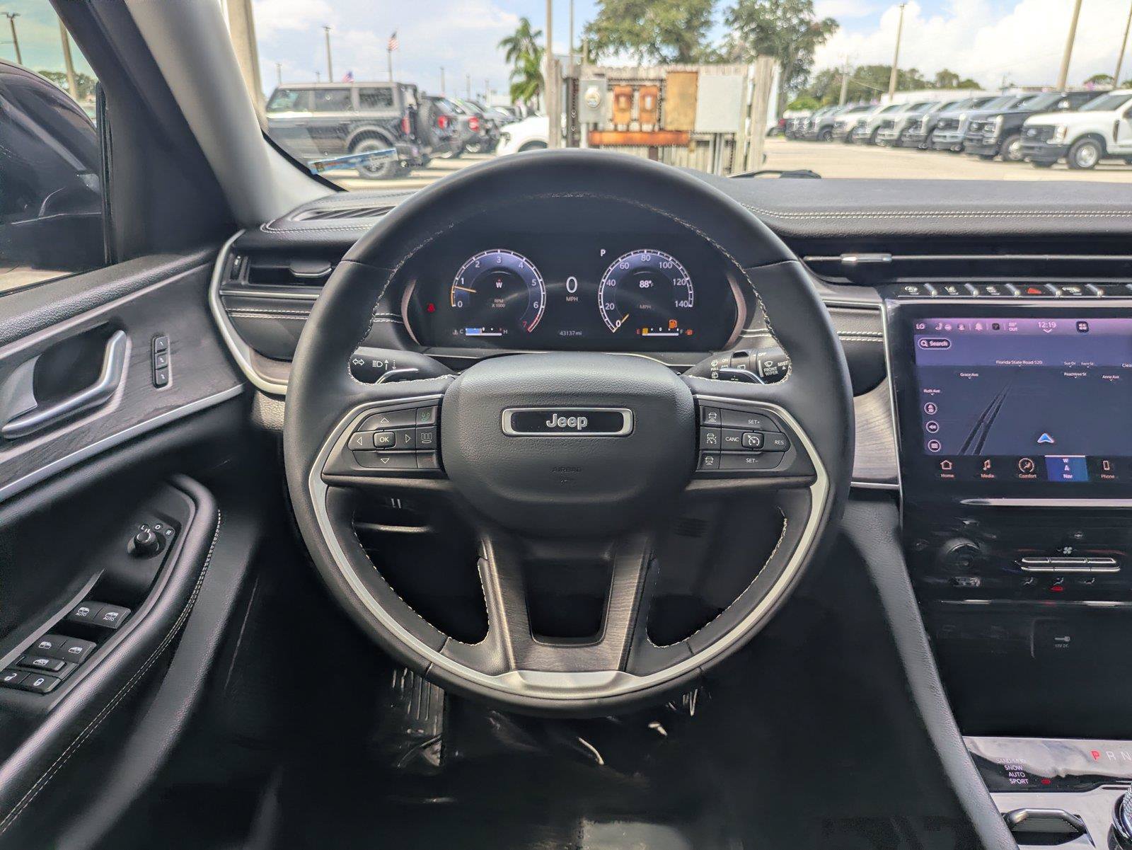 Used 2023 Jeep Grand Cherokee Limited AWD/4WD image 18