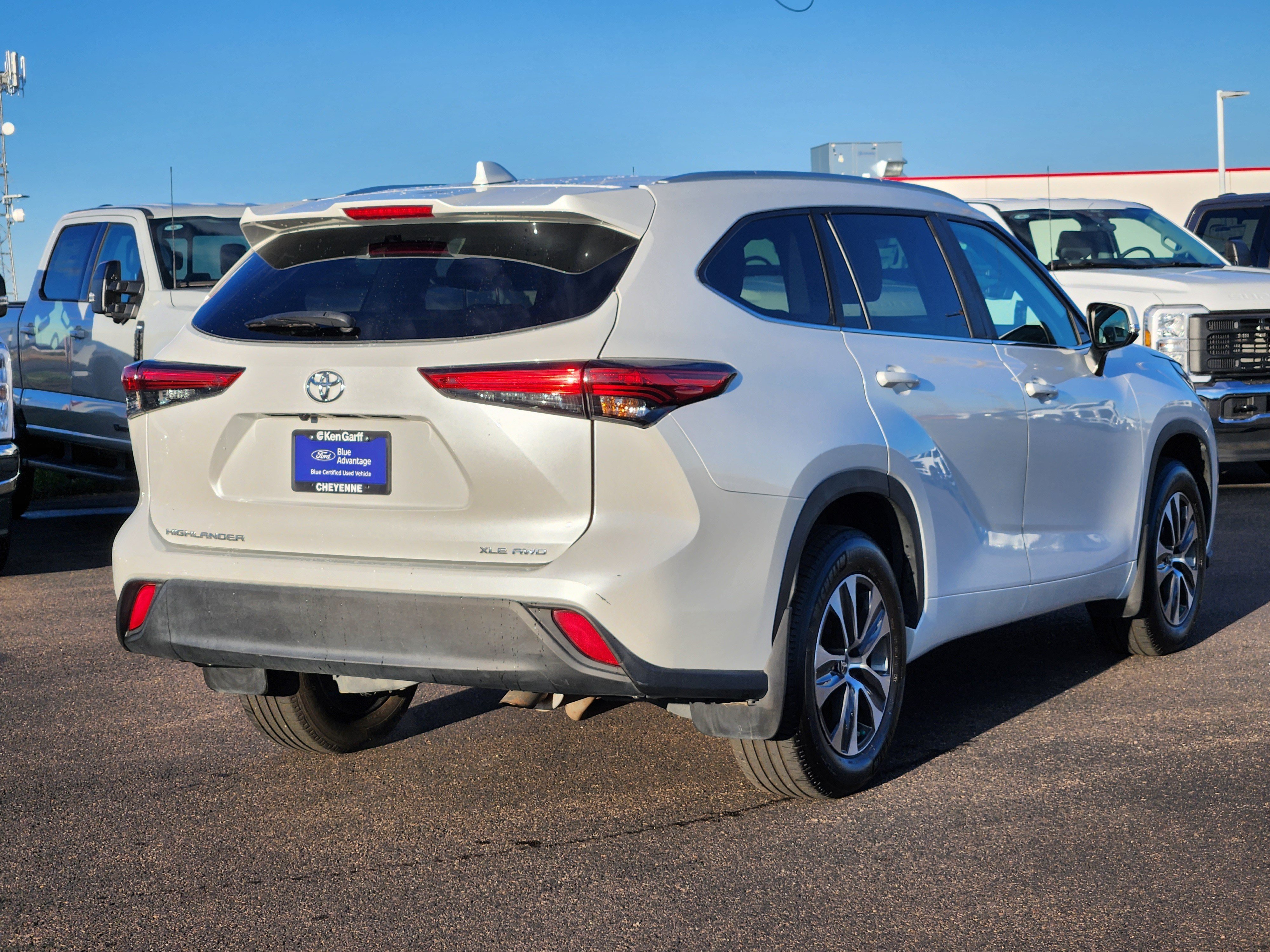 Used 2023 Toyota Highlander XLE AWD/4WD image 5