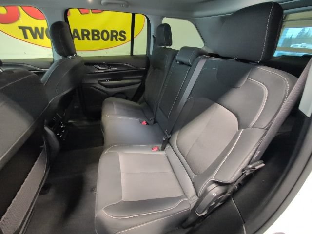Used 2023 Jeep Grand Cherokee Laredo AWD/4WD image 27