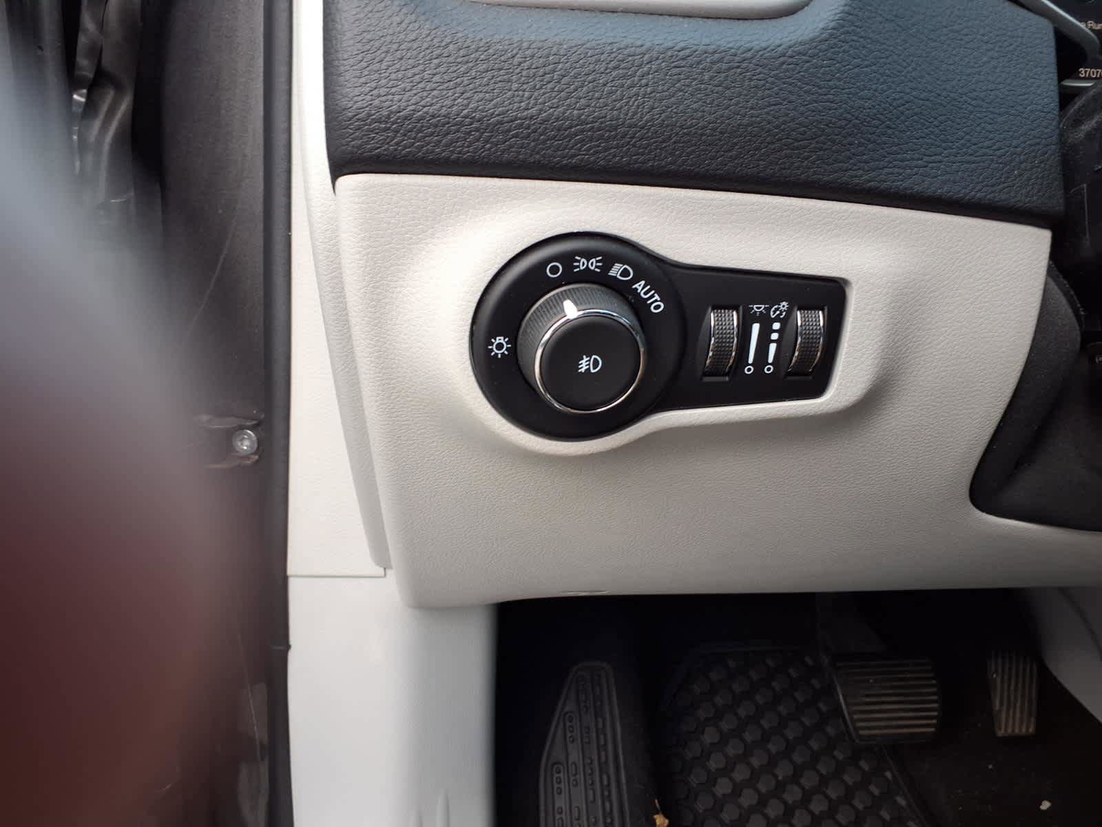 Used 2021 Jeep Compass Latitude w/ Convenience Group FWD image 16