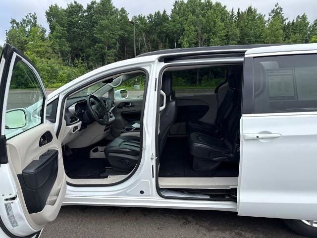 Used 2022 Chrysler Pacifica Touring-L FWD image 10