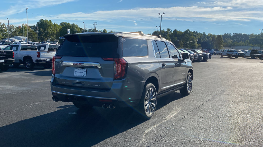 Used 2022 GMC Yukon XL Denali w/ Advanced Technology Package RWD image 5
