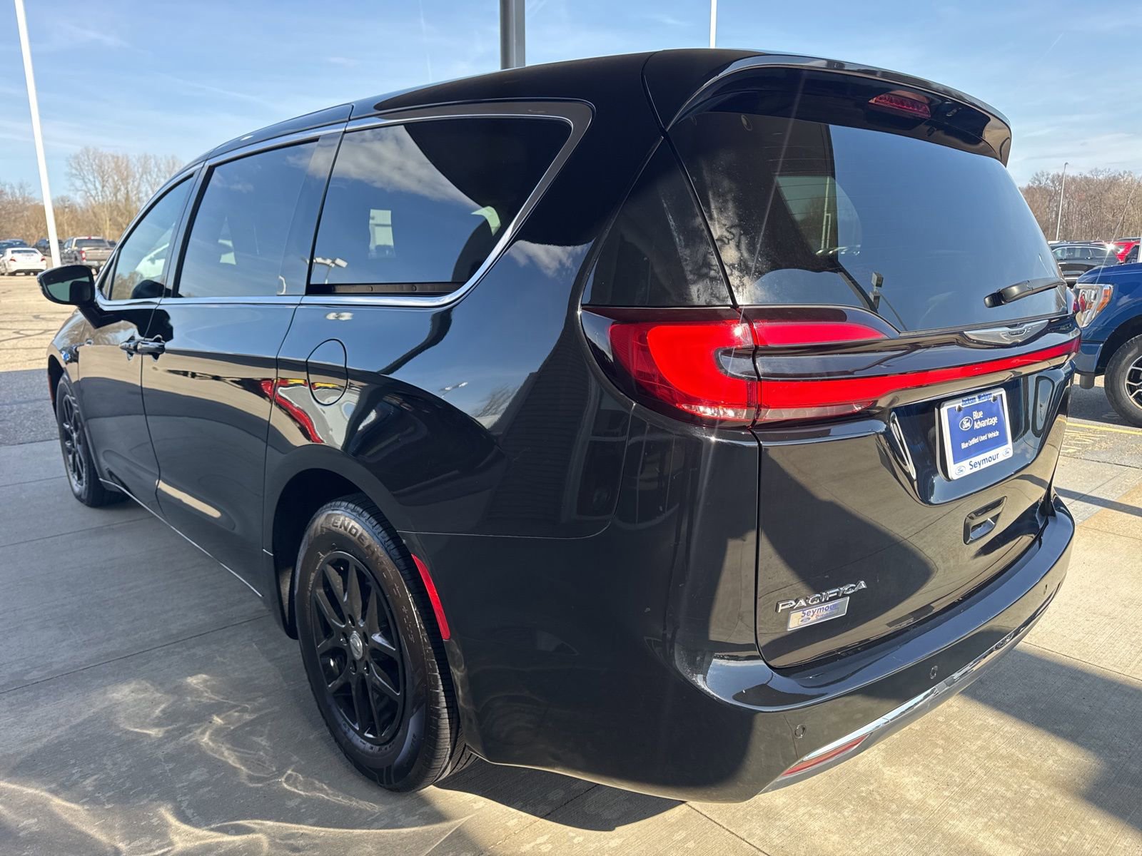 Used 2024 Chrysler Pacifica Touring-L image 6