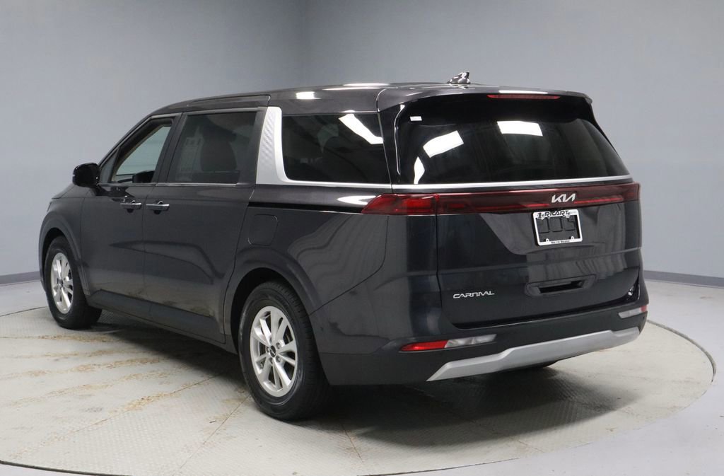 Used 2024 Kia Carnival LX image 3