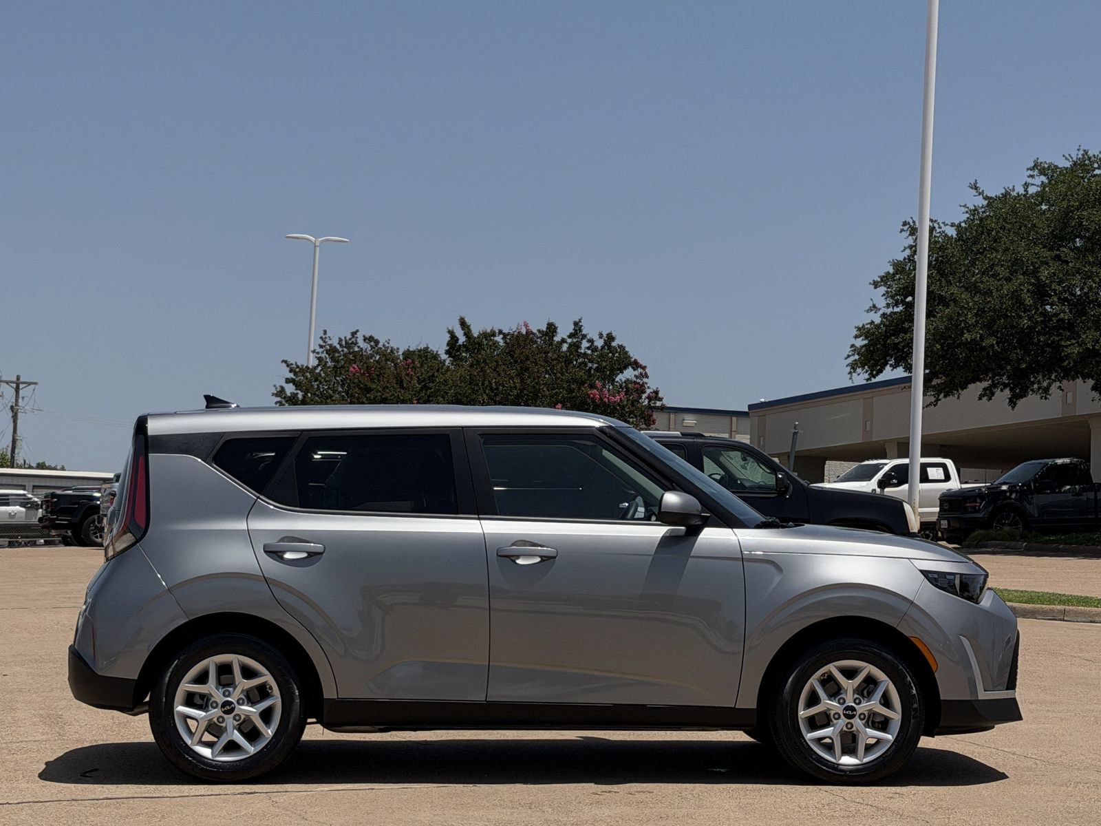 Used 2025 Kia Soul LX w/ LX Technology Package FWD image 3