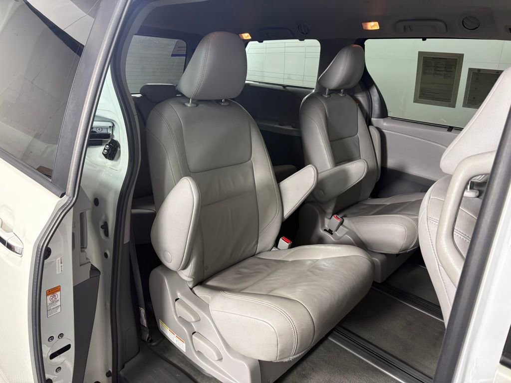 Used 2018 Toyota Sienna XLE w/ XLE Navigation Package image 36