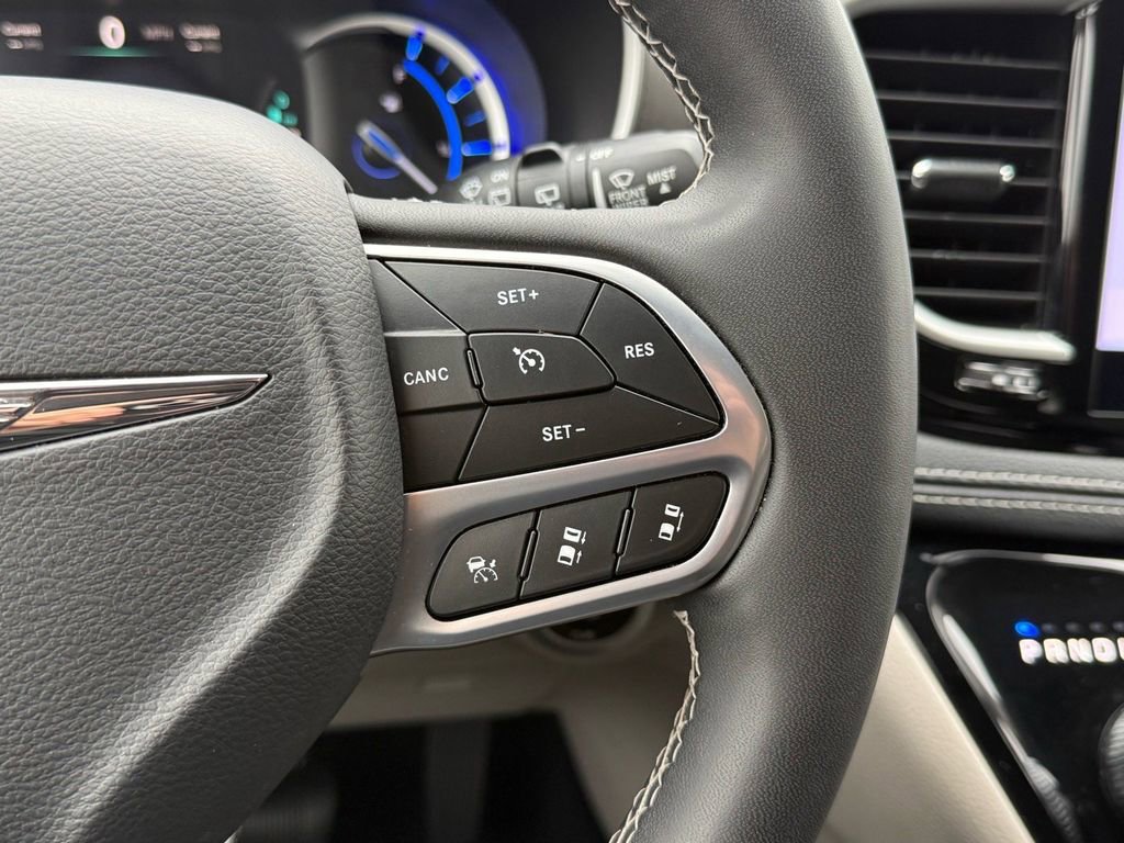 Used 2023 Chrysler Pacifica Touring-L image 19