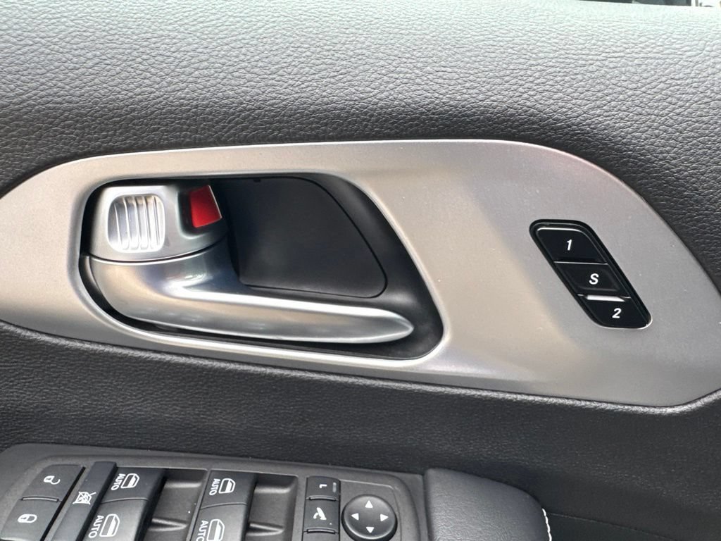Used 2025 Chrysler Pacifica Limited FWD image 12