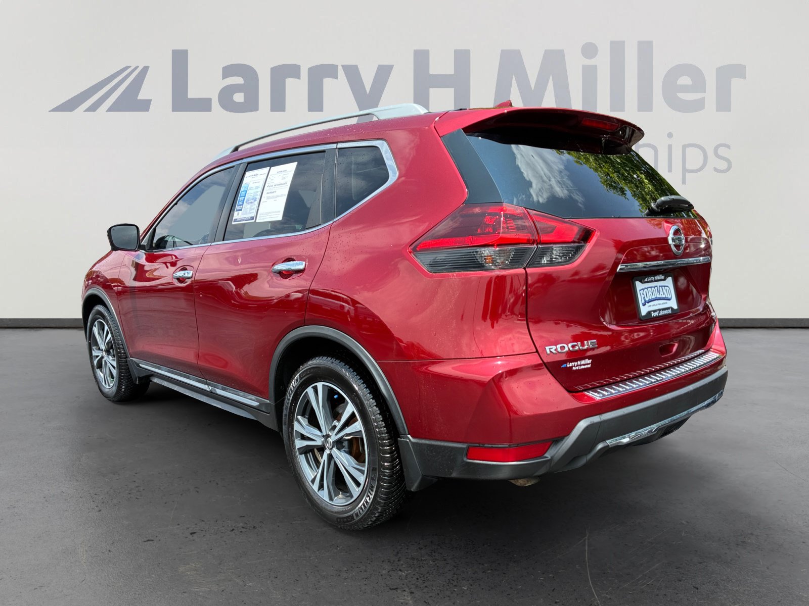 Used 2018 Nissan Rogue SL w/ Premium Package FWD image 3