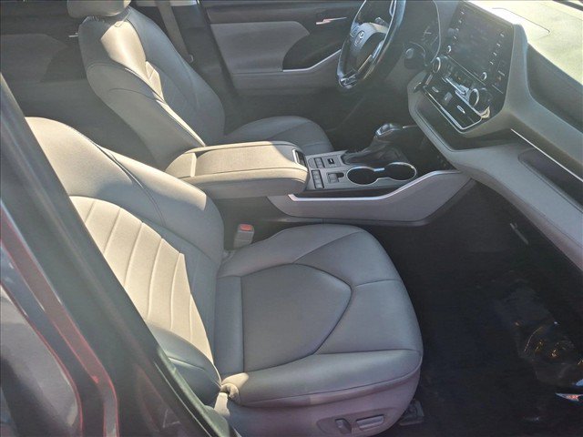 Used 2021 Toyota Highlander XLE AWD/4WD image 21