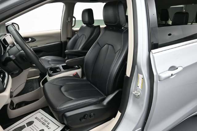 Used 2024 Chrysler Pacifica Touring-L FWD image 11