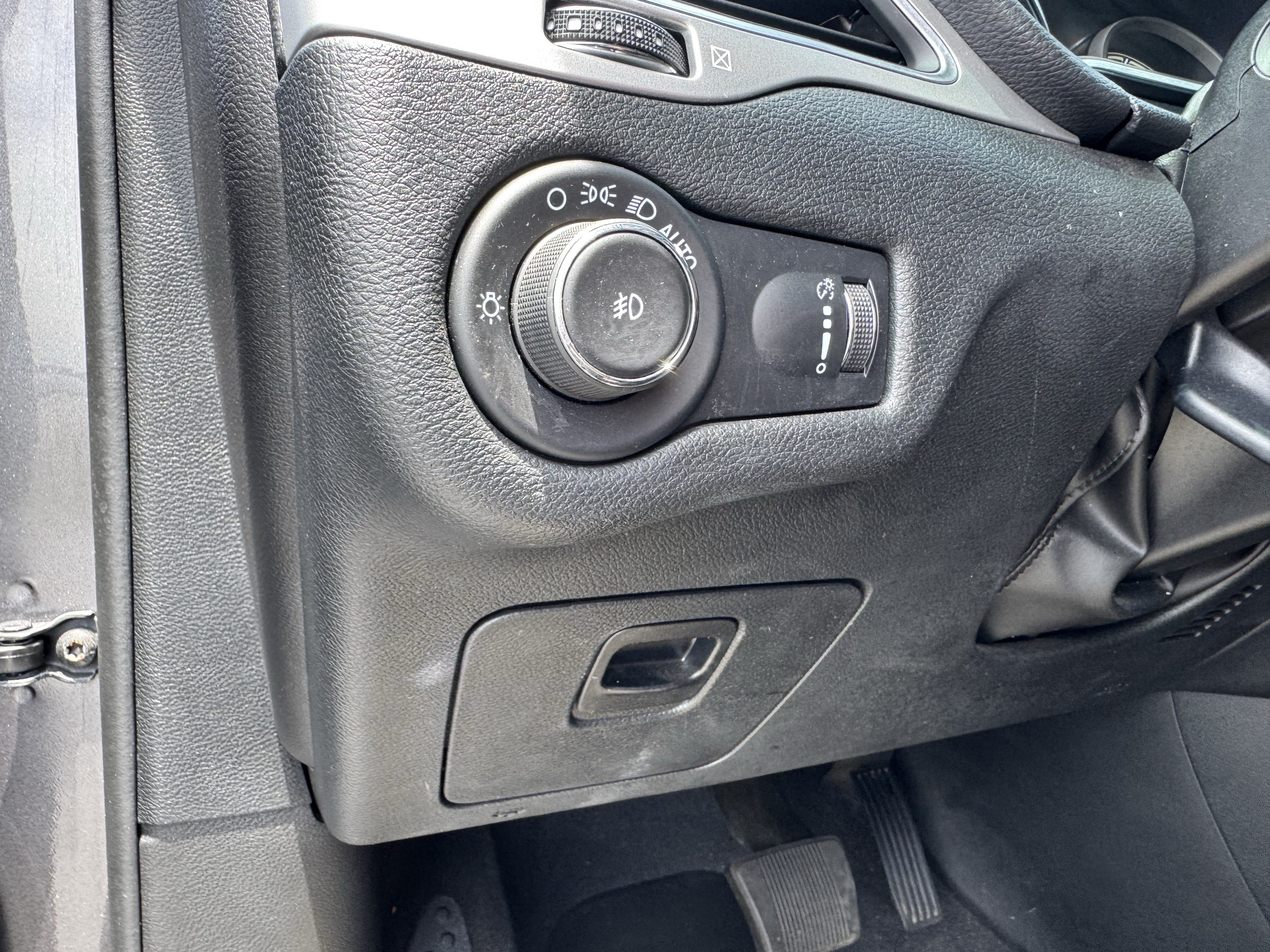 Used 2022 Jeep Cherokee Latitude AWD/4WD image 35