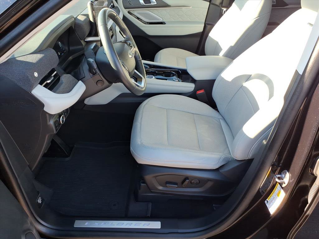 Certified 2025 Ford Explorer Platinum w/ Ultimate Package image 5