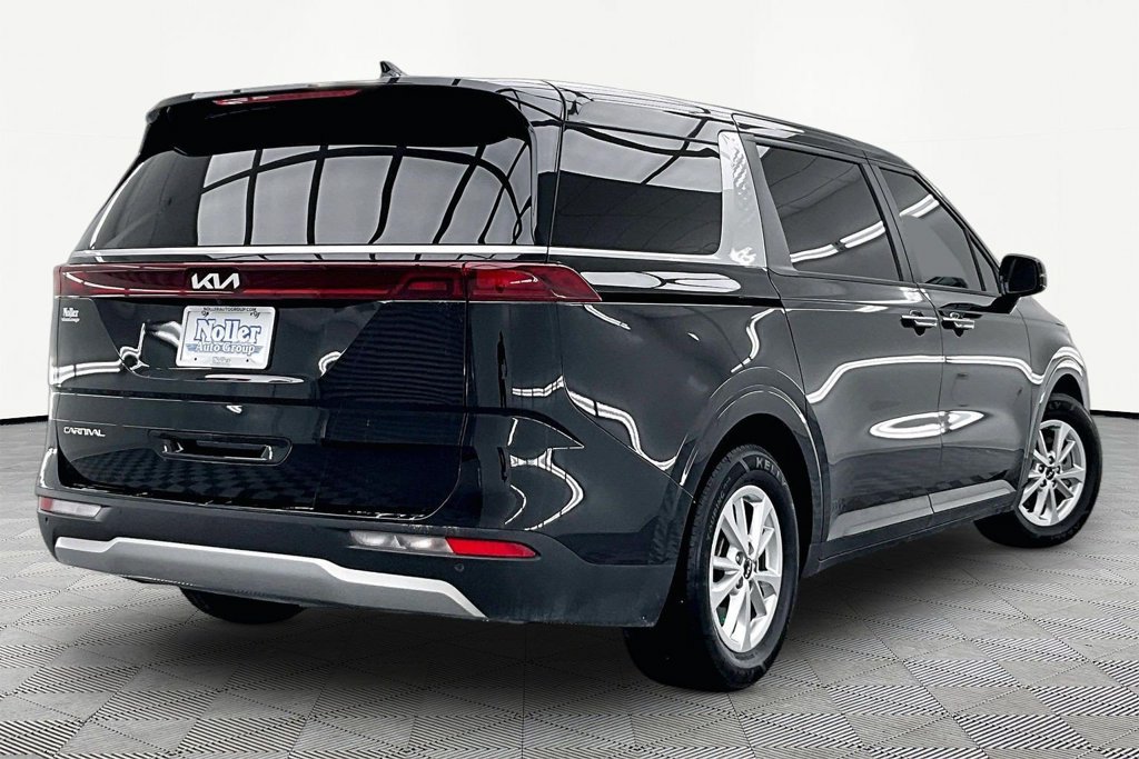 Used 2023 Kia Carnival LX FWD image 2