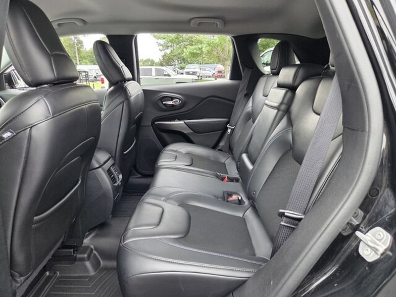Used 2019 Jeep Cherokee Latitude Plus FWD image 11