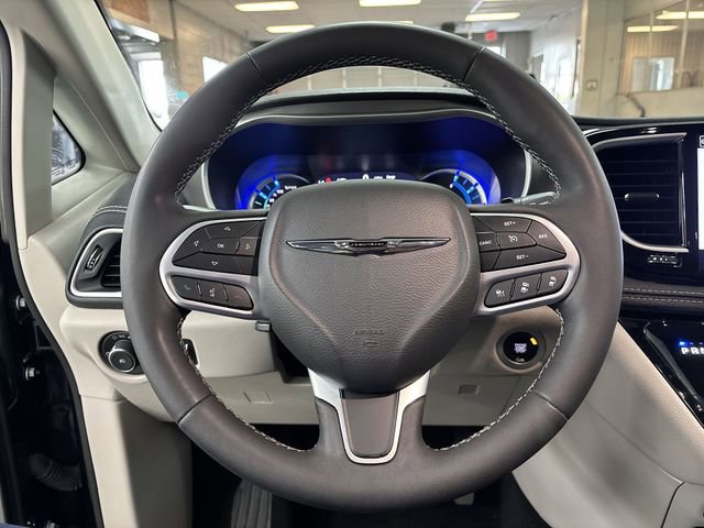 Used 2023 Chrysler Pacifica Touring-L image 6