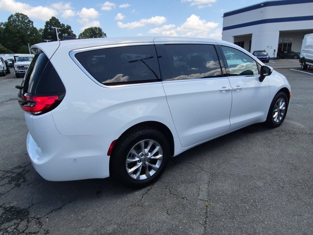 Used 2023 Chrysler Pacifica Touring-L AWD/4WD image 4