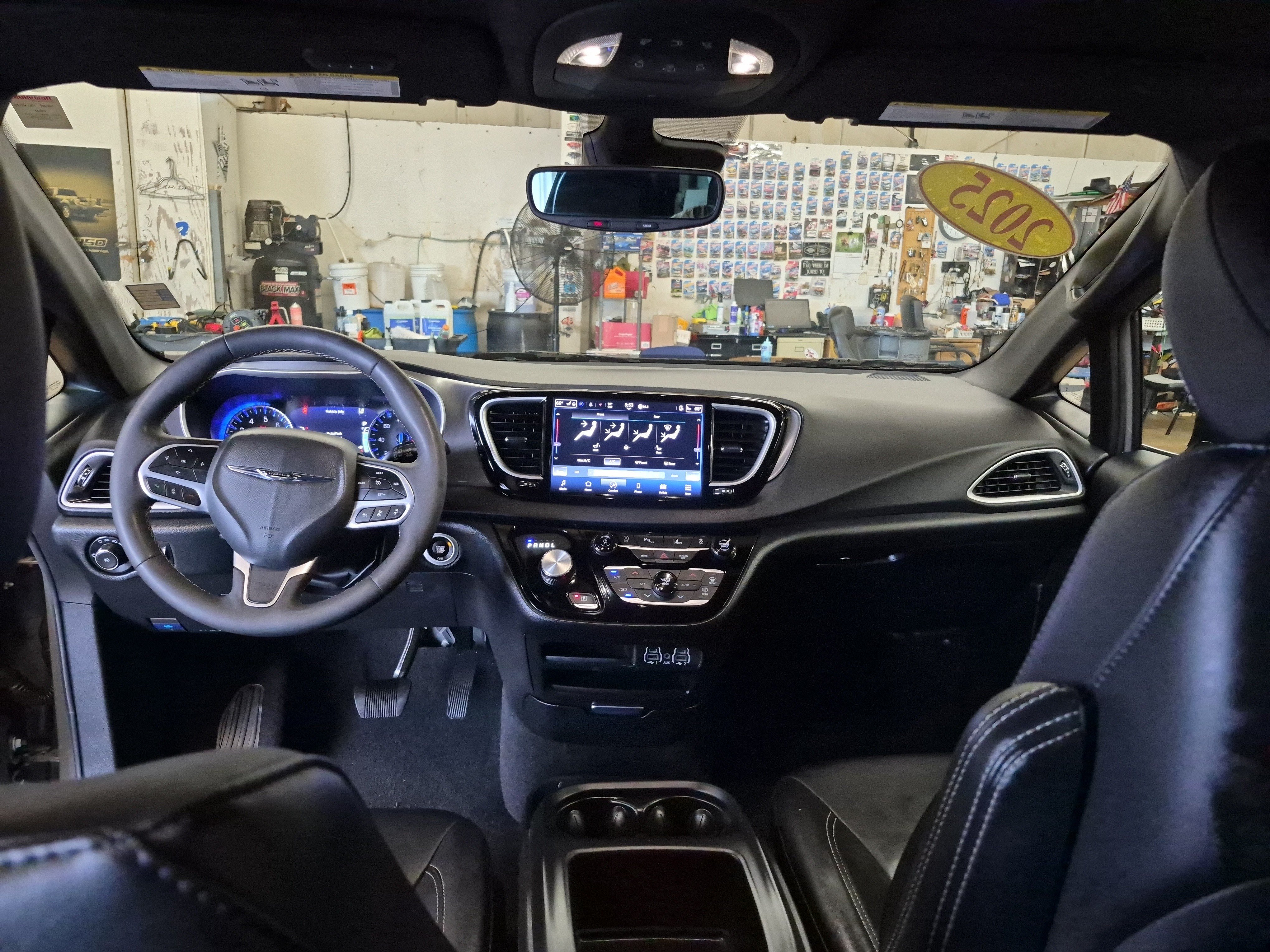 Used 2025 Chrysler Pacifica Select FWD image 19