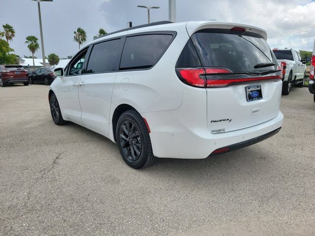 Used 2021 Chrysler Pacifica Touring-L w/ Premium & Safety Sphere Group FWD image 4