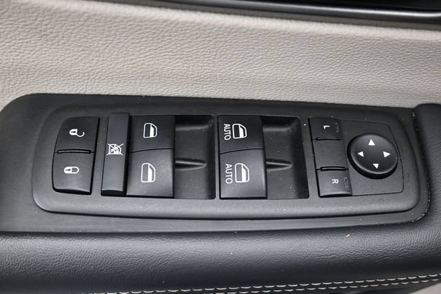 Used 2024 Chrysler Pacifica Touring-L FWD image 14