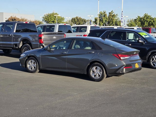 Used 2025 Hyundai Elantra SE FWD image 8