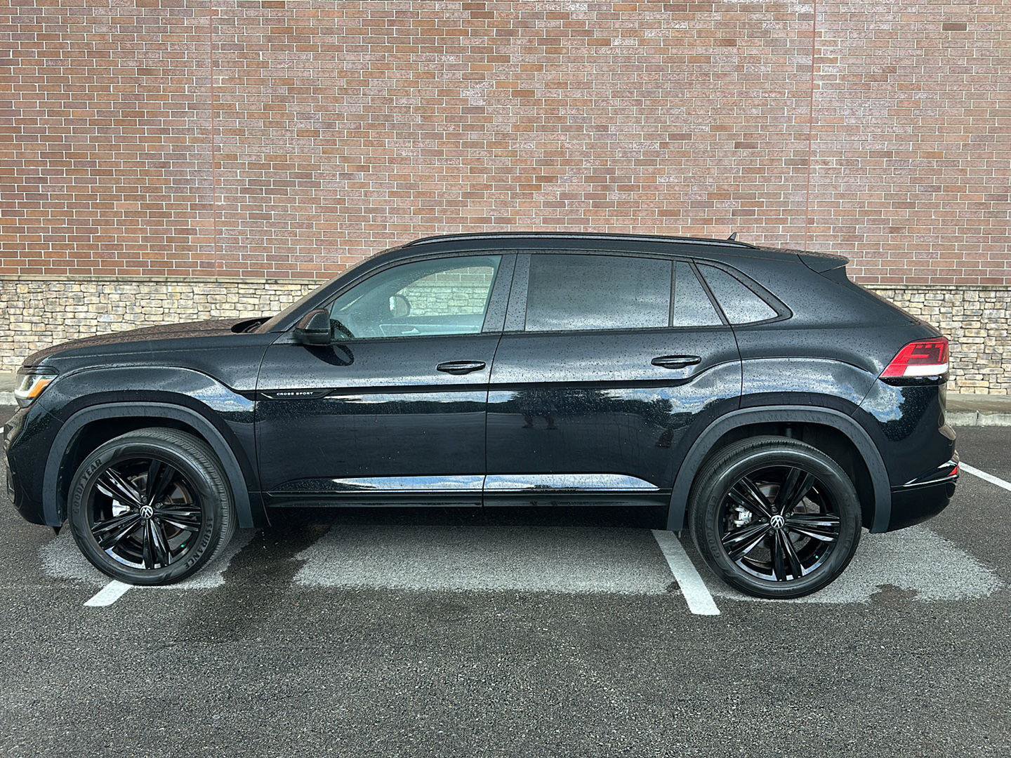 Used 2023 Volkswagen Atlas Cross Sport SEL R-Line AWD/4WD image 2