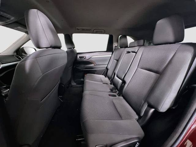 Used 2018 Toyota Highlander LE w/ Carpet Mat Package (TMS) AWD/4WD image 14