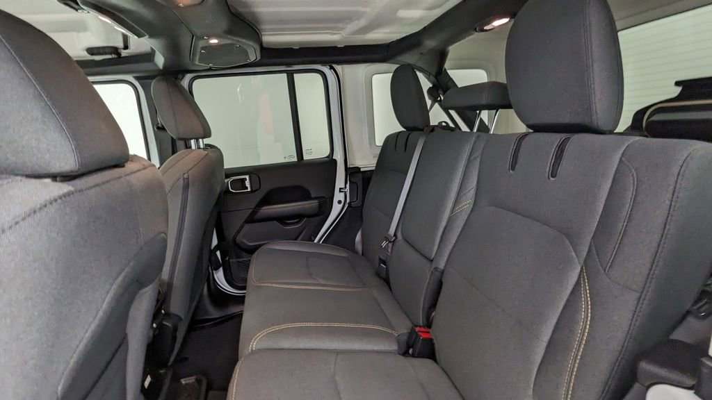 Used 2025 Jeep Wrangler Unlimited Sahara AWD/4WD image 33