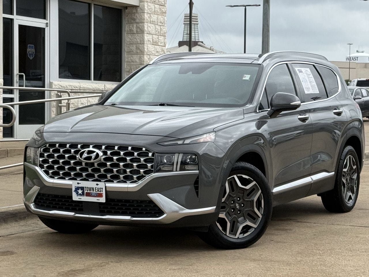 Used 2022 Hyundai Santa Fe Limited FWD image 2